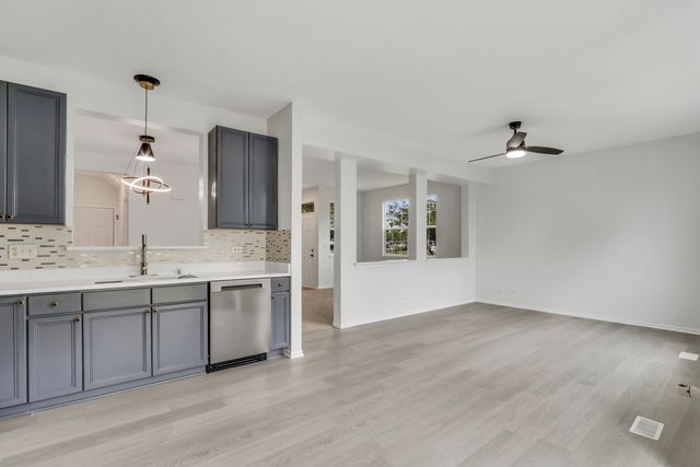 601 W Kristina Lane, Round Lake, IL 60073
