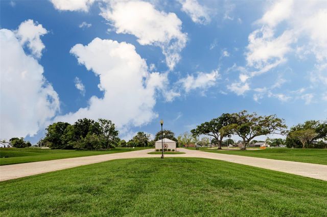 913 Buffalo Trail, Angleton, TX 77516