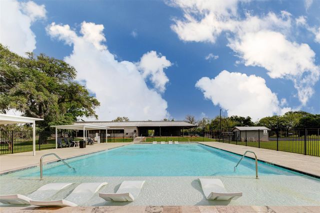 913 Buffalo Trail, Angleton, TX 77516