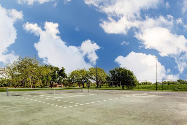 913 Buffalo Trail, Angleton, TX 77516