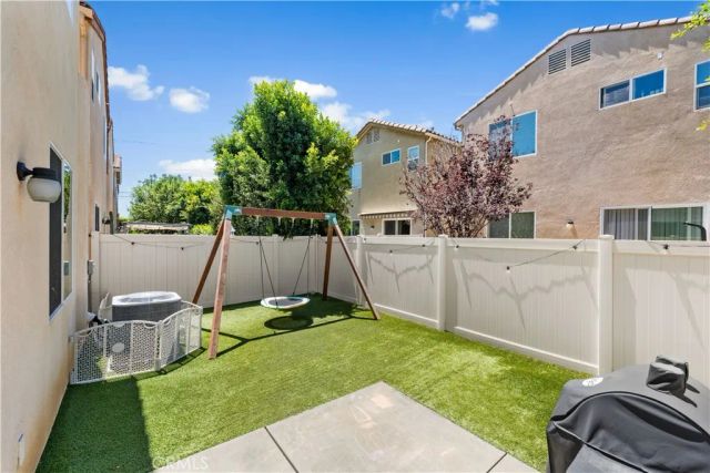7611 N Honor, Van Nuys, CA 91405