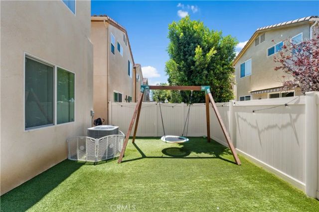 7611 N Honor, Van Nuys, CA 91405