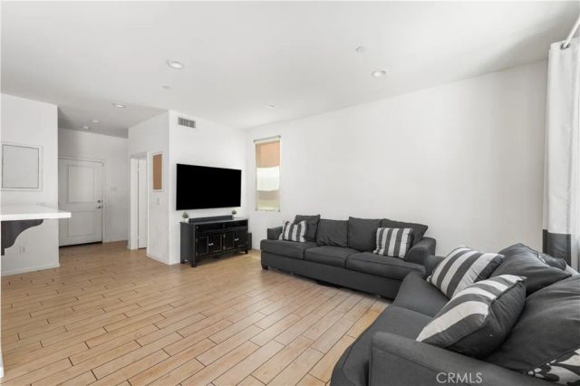 7611 N Honor, Van Nuys, CA 91405