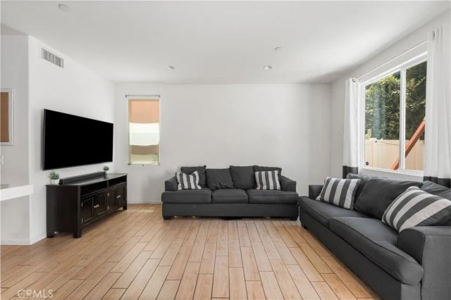 7611 N Honor, Van Nuys, CA 91405