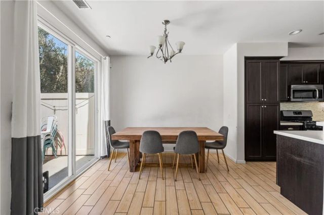 7611 N Honor, Van Nuys, CA 91405