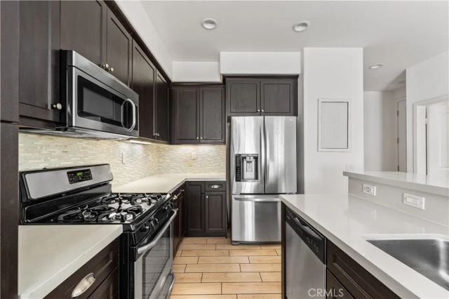 7611 N Honor, Van Nuys, CA 91405