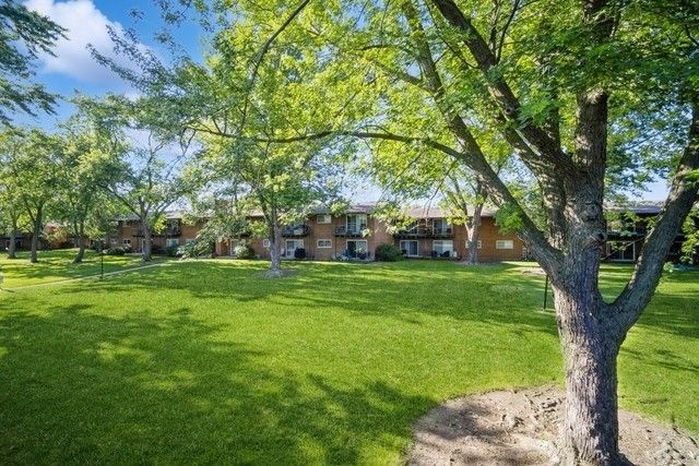 1910 W Hatherleigh Court 2E, Mount Prospect, IL 60056