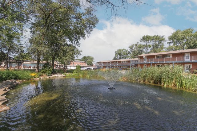 1910 W Hatherleigh Court 2E, Mount Prospect, IL 60056