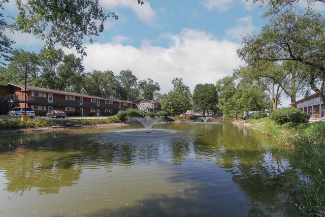 1910 W Hatherleigh Court 2E, Mount Prospect, IL 60056