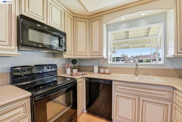 32301 Ruth Ct, Union City, CA 94587