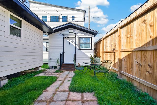 510 Dell Court B, Houston, TX 77009