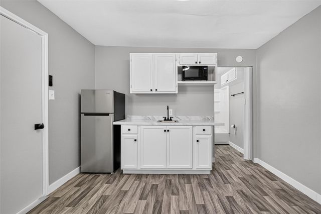 510 Dell Court B, Houston, TX 77009