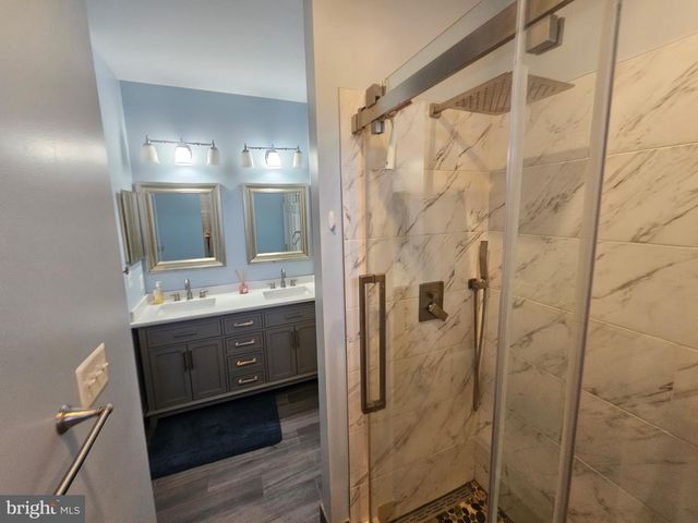44121 RIVERPOINT DR, Leesburg, VA 20176