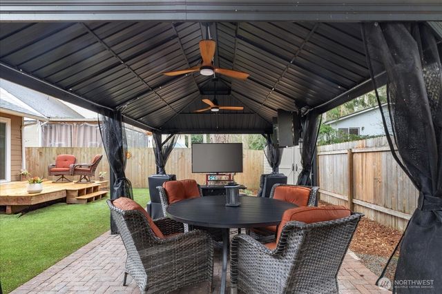 7882 Blakely Avenue, Clinton, WA 98236