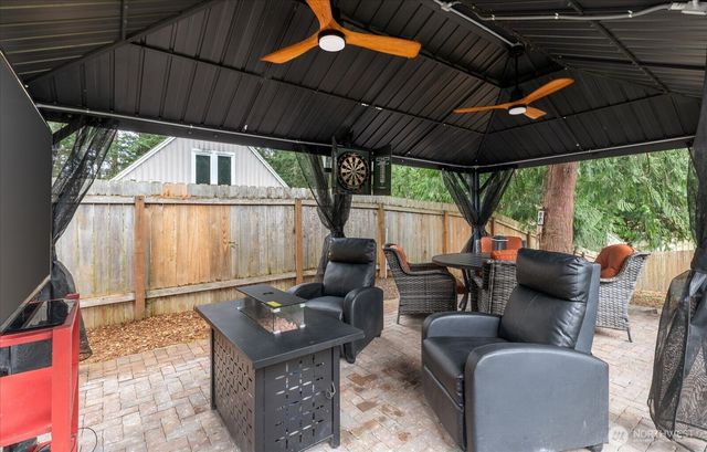 7882 Blakely Avenue, Clinton, WA 98236