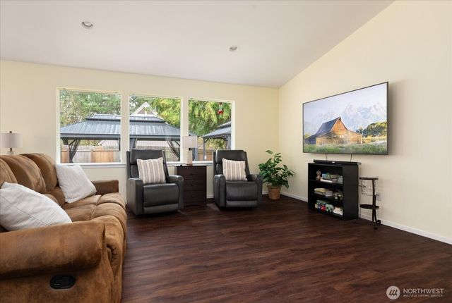 7882 Blakely Avenue, Clinton, WA 98236