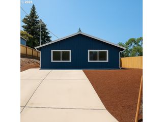 1237 Se WASHINGTON Ave, Roseburg, OR 97470