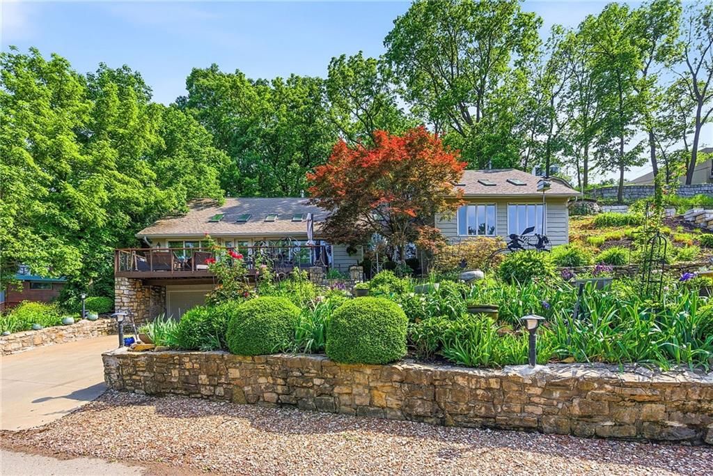 139 S Lakeshore Drive, Lake Quivira, KS 66217