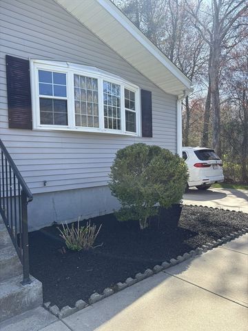 81 Benoit St, Westport, MA 02790