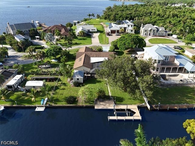 1812 Coral CIR, North Fort Myers, FL 33903