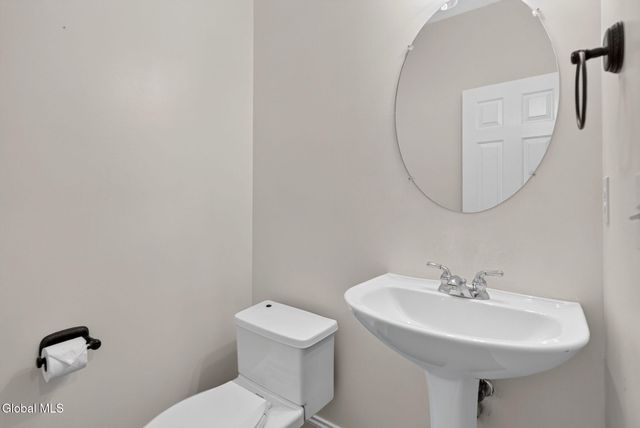 5 Normandy Square, Altamont, NY 12009