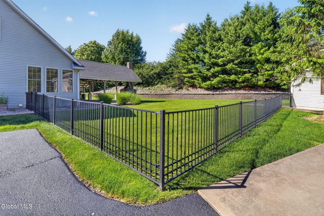 5 Normandy Square, Altamont, NY 12009