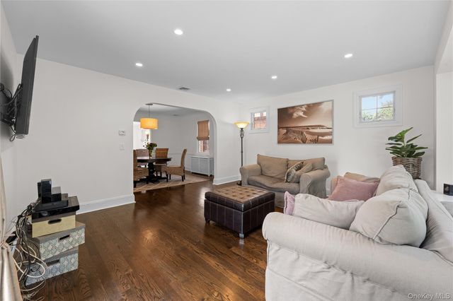 33 Ogden Avenue, East Williston, NY 11596