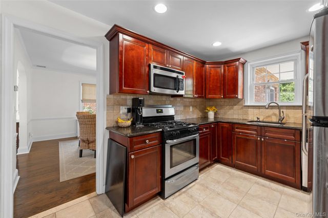 33 Ogden Avenue, East Williston, NY 11596