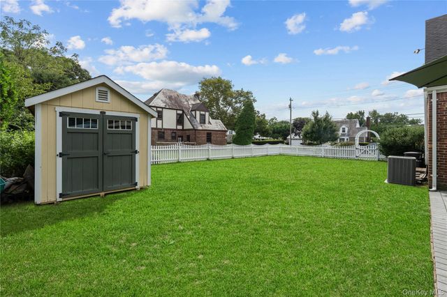 33 Ogden Avenue, East Williston, NY 11596