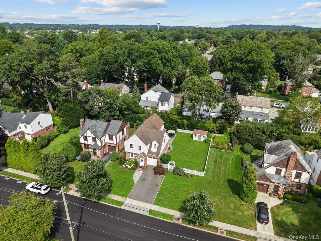 33 Ogden Avenue, East Williston, NY 11596 — photo 2