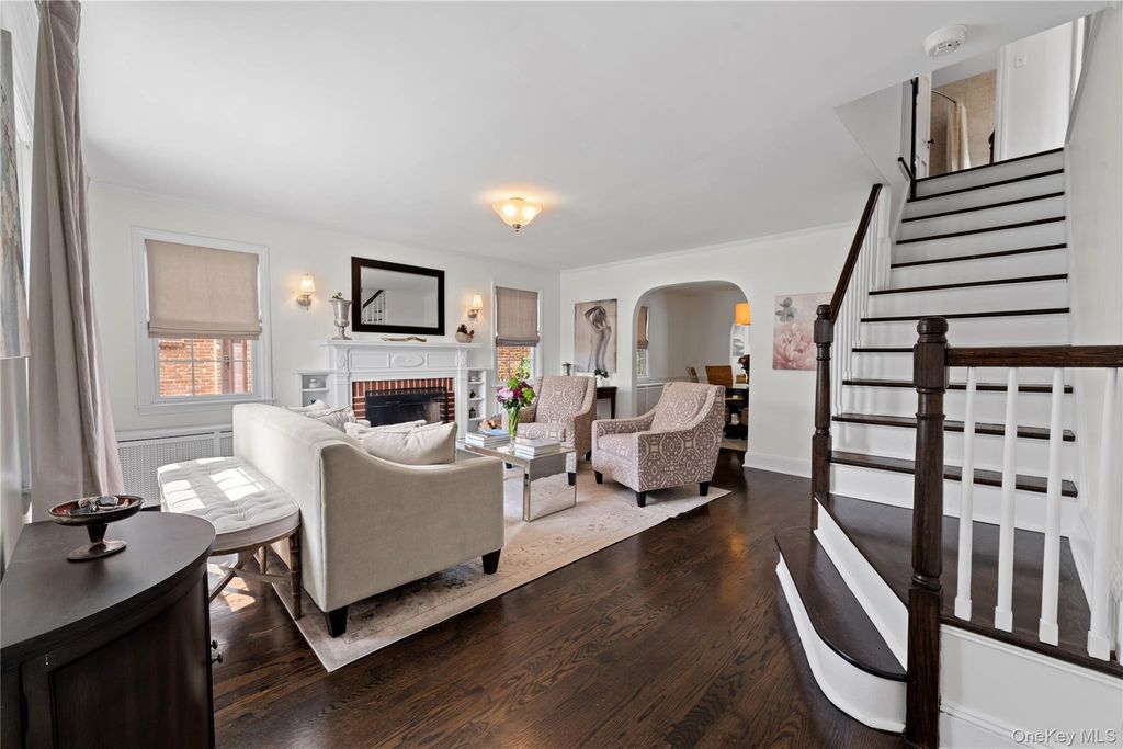 33 Ogden Avenue, East Williston, NY 11596 — photo 3