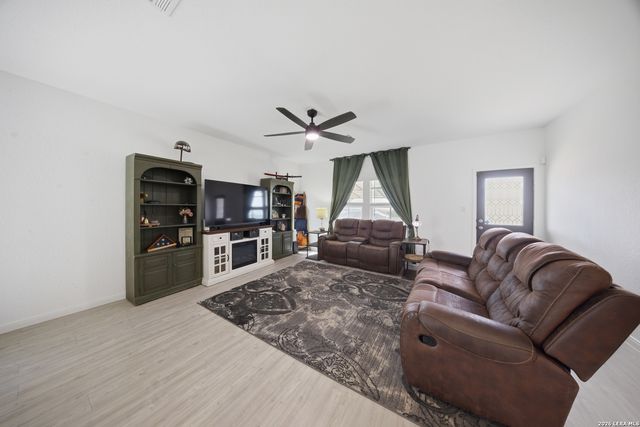 5432 CLOVES CV, St Hedwig, TX 78152