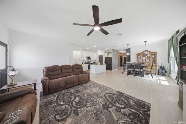 5432 CLOVES CV, St Hedwig, TX 78152