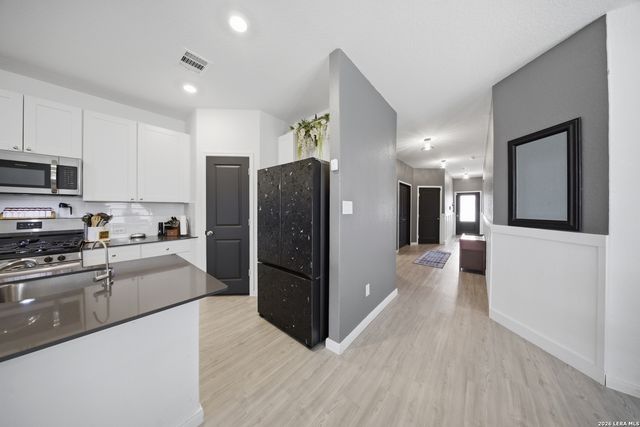 5432 CLOVES CV, St Hedwig, TX 78152