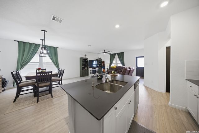 5432 CLOVES CV, St Hedwig, TX 78152