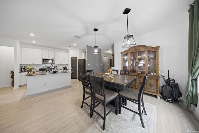 5432 CLOVES CV, St Hedwig, TX 78152