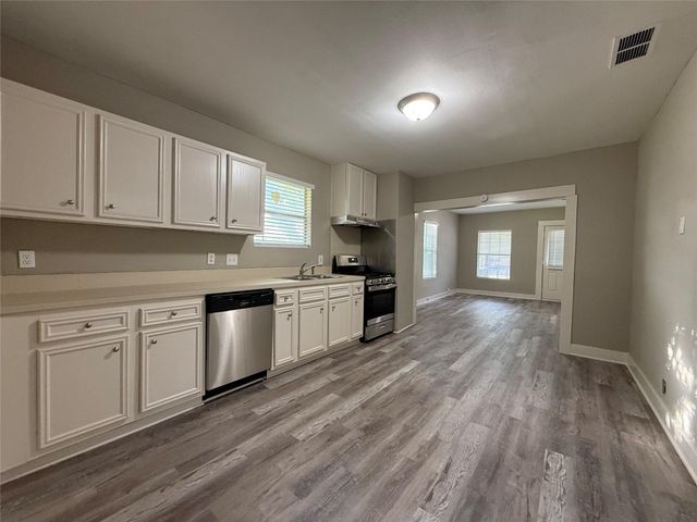 17 E James Street, Baytown, TX 77520