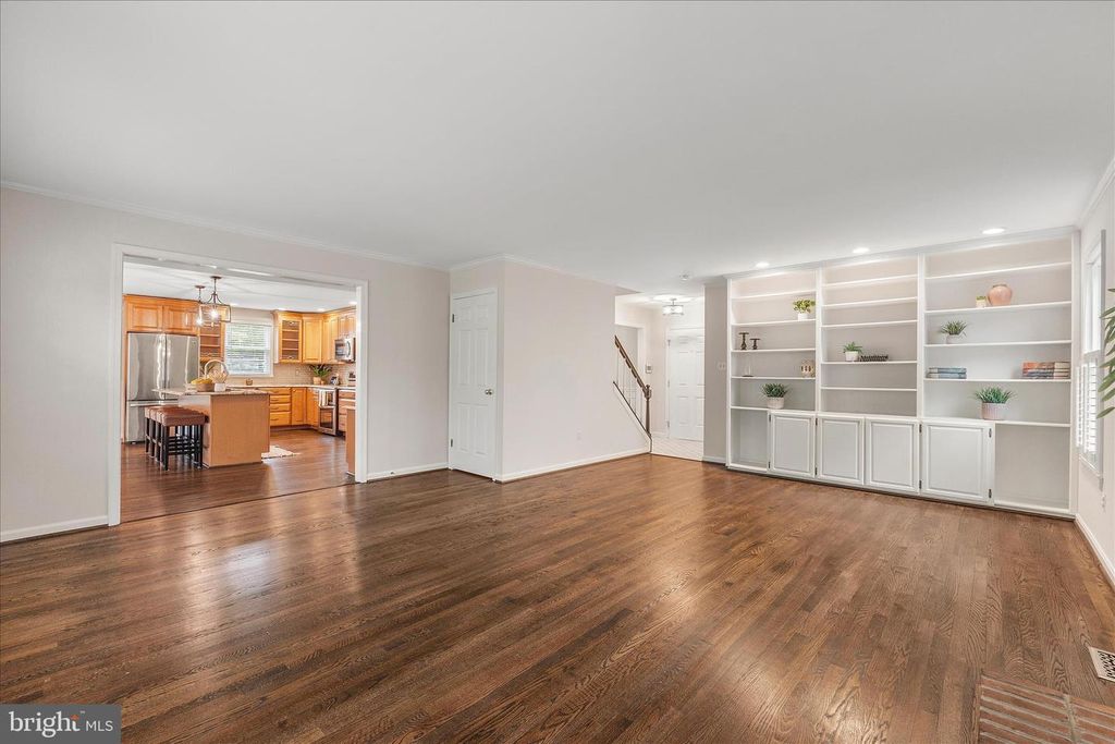 Image 12 of property listing at 12135 LITTLE PATUXENT PKWY, Columbia, MD 21044