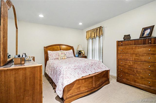 7316 N Central Park, Utica, MI 48317