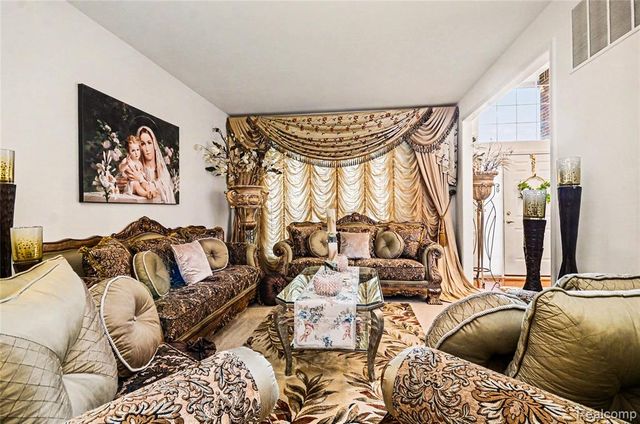 7316 N Central Park, Utica, MI 48317