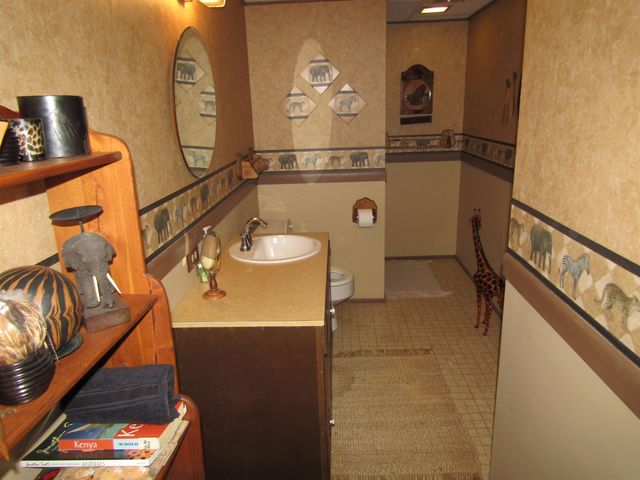 712 Colonial Ct., Salina, KS 67401