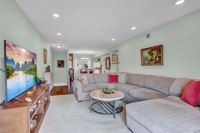 219 Mariners Way, Copiague, NY 11726