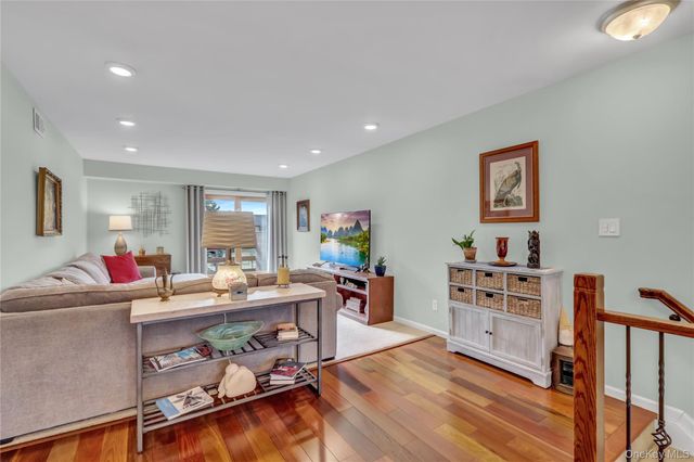 219 Mariners Way, Copiague, NY 11726