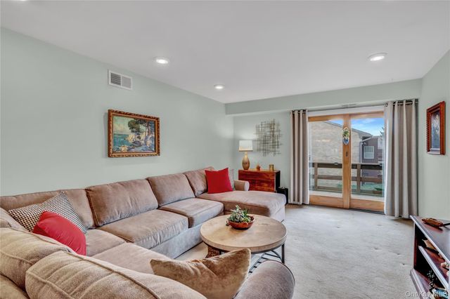 219 Mariners Way, Copiague, NY 11726