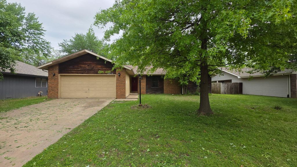 2823 W Maplewood Street, Springfield, MO 65807