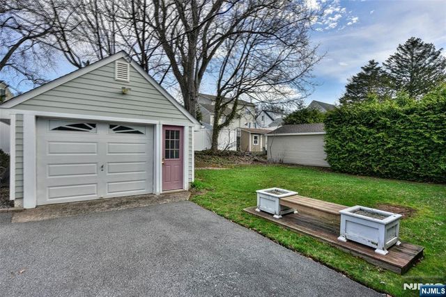 21 Charles Terrace, Waldwick, NJ 07463