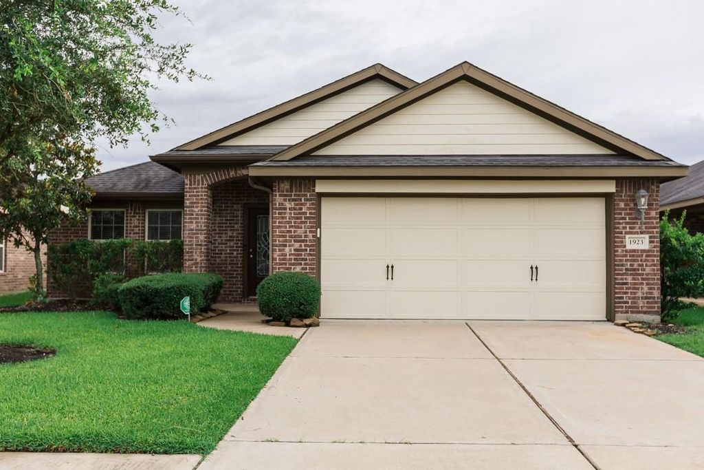 1923 Cadbury Castle Lane, Fresno, TX 77545