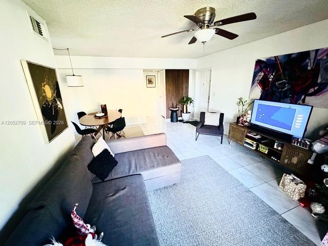 12TH SW 12th Street 104, Pembroke Pines, FL 33025