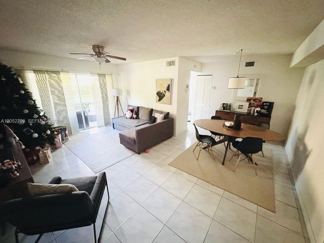 12TH SW 12th Street 104, Pembroke Pines, FL 33025