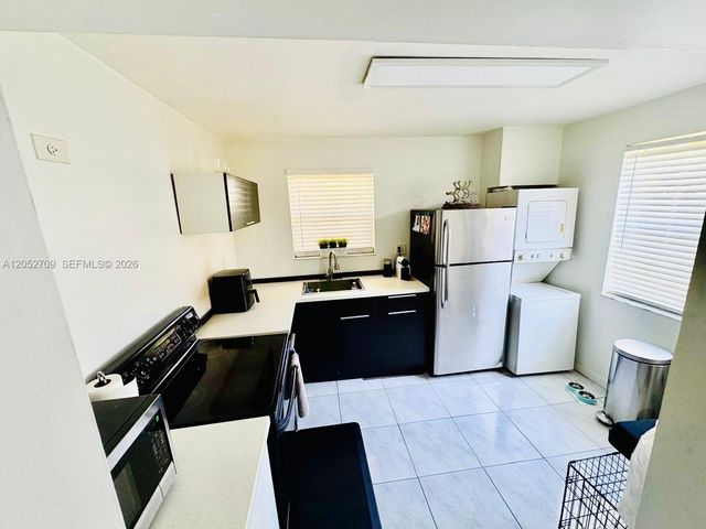 12TH SW 12th Street 104, Pembroke Pines, FL 33025